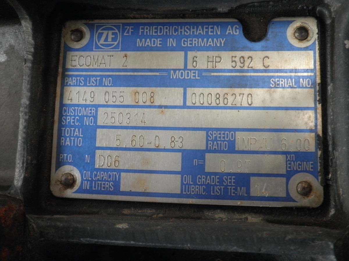 Plaque identification boîte de vitesses ZF ECOMAT 2 6HP592C sur dumper BELL